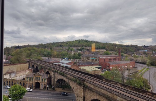 Dewsbury Apartamento | QUIET TRAIN STATION APARTMENT WITH BALCONY | GYM | SECURE FREE SHELTERED PARKING