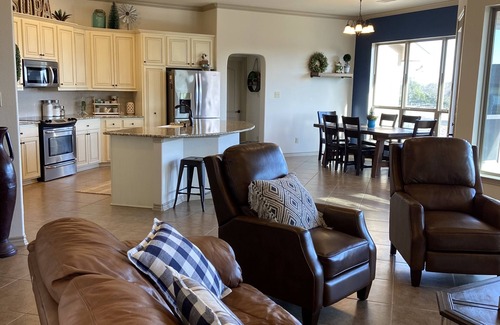 Boerne Casa | Quiet tree lined street, 1 minute from downtown Boerne