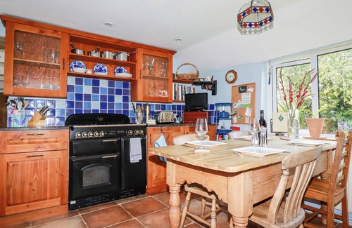Saint Kew Cabaña | QUIET TREES, pet friendly, with open fire in St Kew Highway