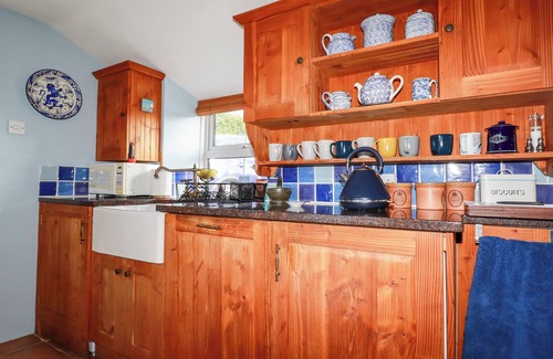 Saint Kew Cabaña | QUIET TREES, pet friendly, with open fire in St Kew Highway
