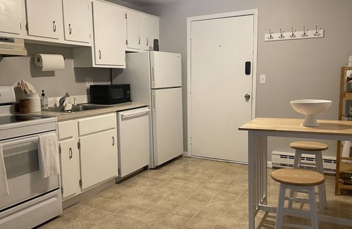 Graniteville Apartamento | Quiet, trendy, and peaceful condo in Dracut Mass!