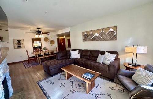 Mammoth Lakes Casa | Quiet, Updated, Corner Condo in the Village! Parking, Pool & Spa