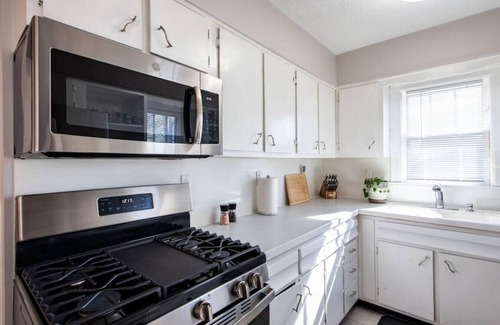 Hawthorne Casa | Quiet Upper Highlands 1 Block to Bardstown Road