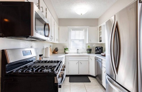 Hawthorne Casa | Quiet Upper Highlands 1 Block to Bardstown Road