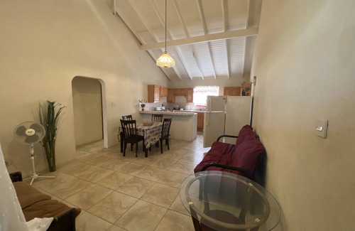 Callendar Apartamento | Quiet Upstairs Apartment over looking the highway