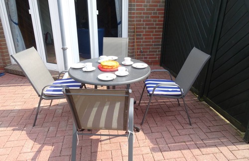 Dornumergrode Casa | Quiet vacation home offers a wonderful view of the dyke and many sports and leisure activities