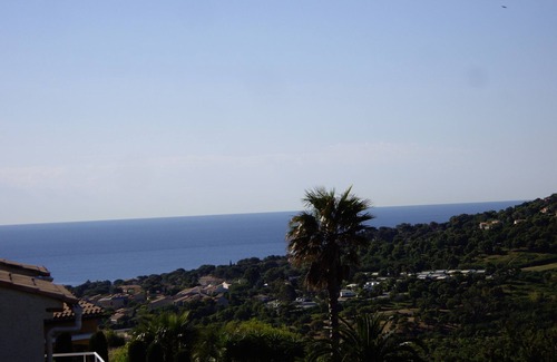 Roquebrune-sur-Argens Villa | Villa con piscina con vistas al mar y a las colinas en un parque seguro con tenis a 1 km de la playa