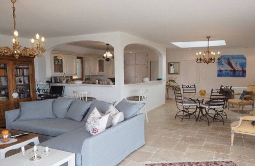 Cavalaire-sur-Mer Villa | Villa tranquila, decorada en estilo provenzal, con una gran terraza y una piscina.