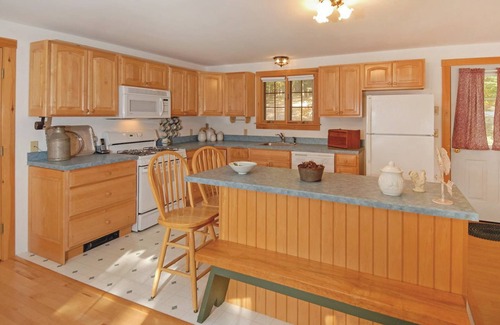 Wolfeboro Cabaña | NUEVO EN EL MERCADO: Quiet Wolfeboro Lakefront Getaway