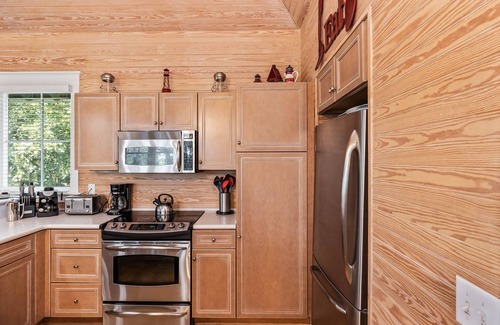 Cape Fear Station Casa | Quiet, Wooded Sanctuary - Shoals and BHI Club Avail - Dog Friendly - 20% August