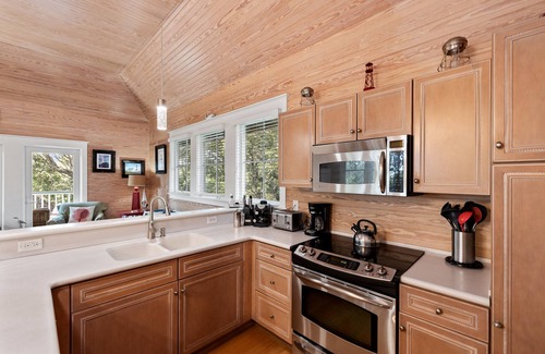 Cape Fear Station Casa | Quiet, Wooded Sanctuary - Shoals and BHI Club Avail - Dog Friendly - 20% August