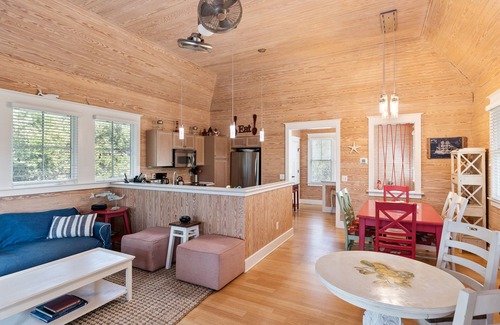 Cape Fear Station Casa | Quiet, Wooded Sanctuary - Shoals and BHI Club Avail - Dog Friendly - 20% August