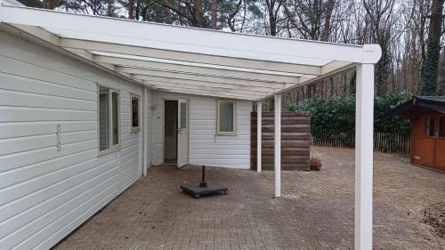 IJhorst Chalet De Esquí | Quietly located forest chalet on family campsite
