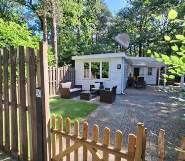 IJhorst Chalet De Esquí | Quietly located forest chalet on family campsite