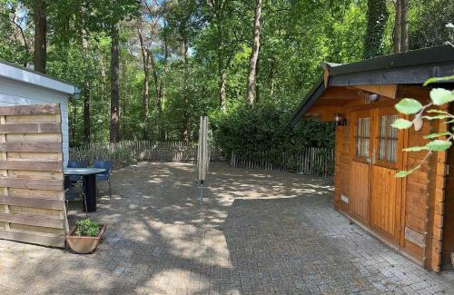 IJhorst Chalet De Esquí | Quietly located forest chalet on family campsite