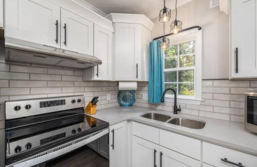 High Point Casa | Quietude Place, Stylish 2 Bedroom House with Full Kitchen