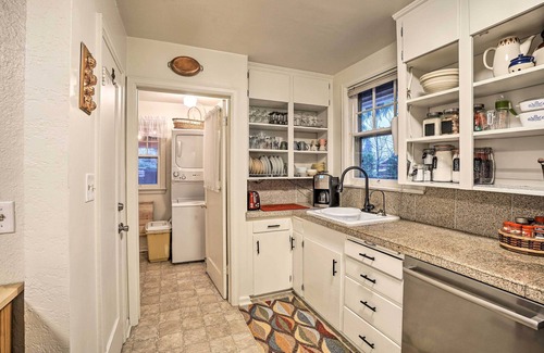 Grants Pass Cabaña | ‘Quigley's River Pass’ Cottage w/ Private Deck!
