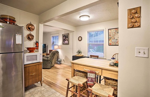Grants Pass Cabaña | ‘Quigley's River Pass’ Cottage w/ Private Deck!