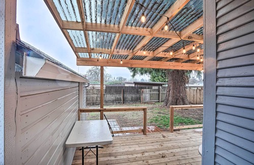 Grants Pass Cabaña | ‘Quigley's River Pass’ Cottage w/ Private Deck!