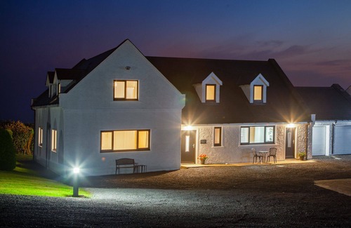 Santon Cabaña | Quilliam's Lodge - a holiday cottage that sleeps 7 guests in 4 bedrooms