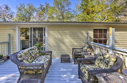 Quincy Casa | Quincy Home with Deck and Outdoor Patio Furniture