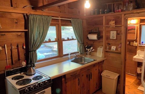 Readfield Cabina | Quintessential 2-bedroom cabin steps from Maranacook Lake in charming Readfield