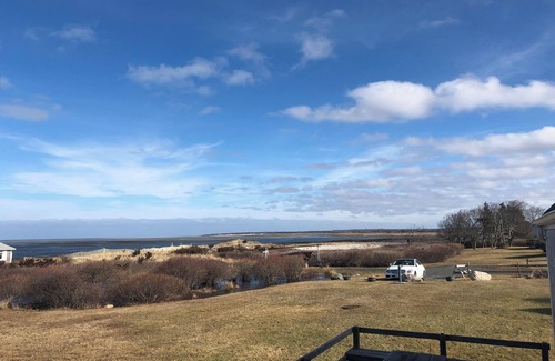 Barnstable County Cabaña | Vistas de Sandy Neck y playa privada a pocos pasos de distancia!