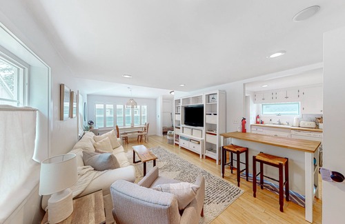 Meredith Cabaña | Quintessential lakeside cottage with swimming, picnic tables, & mountain view