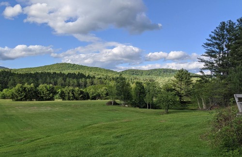 Sunday River Area Casa | La quintaesencia de la granja de Nueva Inglaterra con vistas a la montaña.
