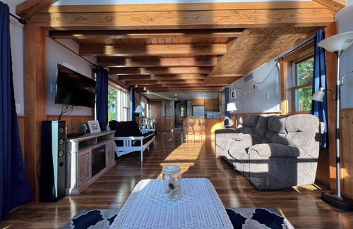Sebascodegan Island Cabaña | Quintessential oceanfront Maine cottage on the shore of picturesque Cundy`s Harbor!