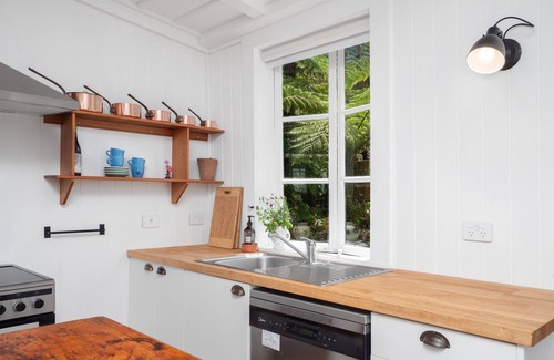 Russell Cabaña | Quintessential Russell Cottage Right In The Heart Of The Village