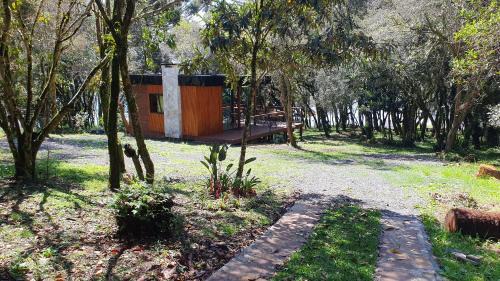 Lages Otro | Quiosque de frente para um lago