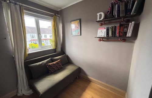East Ham South Casa | Quirky 3 bed house in East London-garden with palm trees,1.5 bathrooms