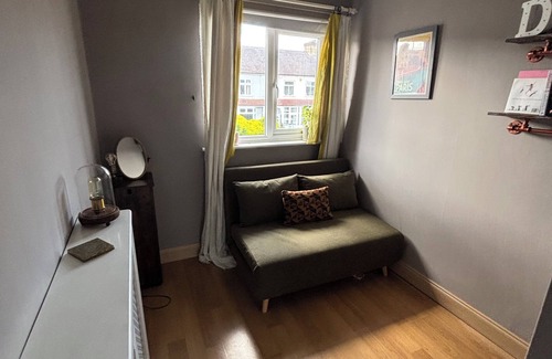 East Ham South Casa | Quirky 3 bed house in East London-garden with palm trees,1.5 bathrooms