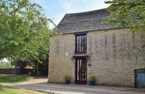 Kidlington Cabaña | Quirky and cosy canal-side cottage in the Oxfordshire countryside.