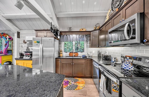 Lebanon Cabina | Quirky cabin retreat on 4 acres w spa, arcade rm, art&book loft -- near Hershey