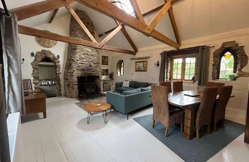 Fivelanes Cabaña | Quirky Cornish cottage next to the Moor - Yellow on the Broom