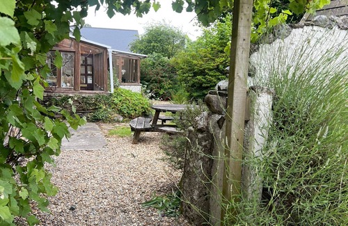 Fivelanes Cabaña | Quirky Cornish cottage next to the Moor - Yellow on the Broom