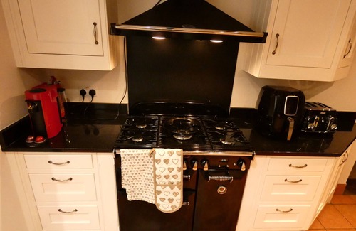 Idle Cabaña | Quirky cottage with 3 bedrooms & a hot tub