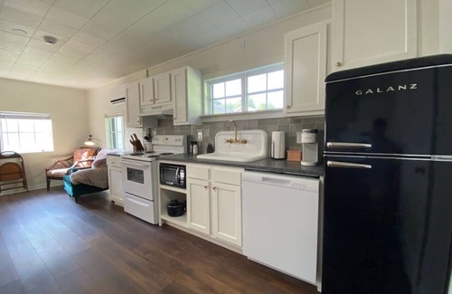 Knox County Casa | Quirky Guest Cottage