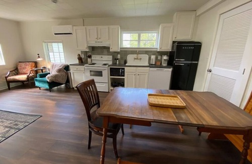 Knox County Casa | Quirky Guest Cottage