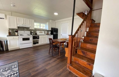 Knox County Casa | Quirky Guest Cottage