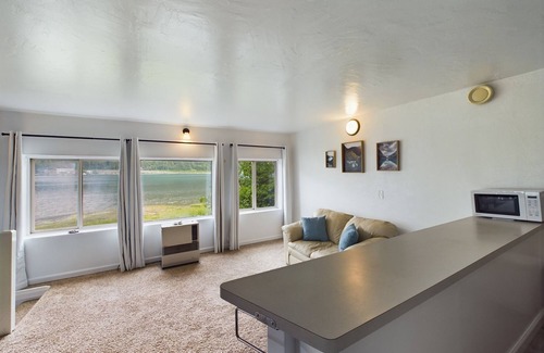 North Douglas Apartamento | Quirky Oceanfront Apt with 50+ Stairs