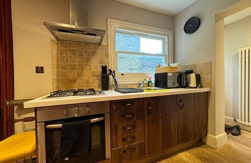 Northcote Apartamento | Quirky Split Level Cottage With Decked Patio