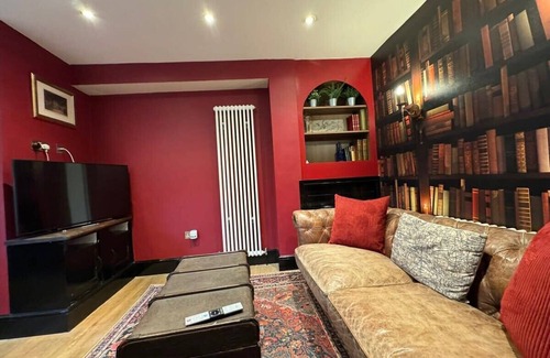 Northcote Apartamento | Quirky Split Level Cottage With Decked Patio