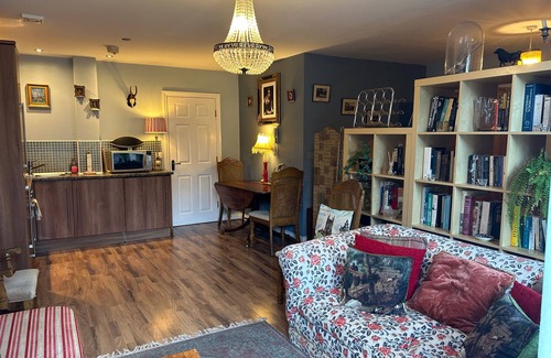 Macclesfield Apartamento | Quirky Town Centre Apartment With River Terrace