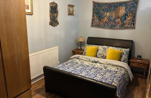 Macclesfield Apartamento | Quirky town centre apartment with river terrace