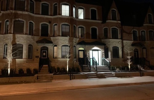 The Danforth Apartamento | Quite and clean spot at the heart of Greek Town