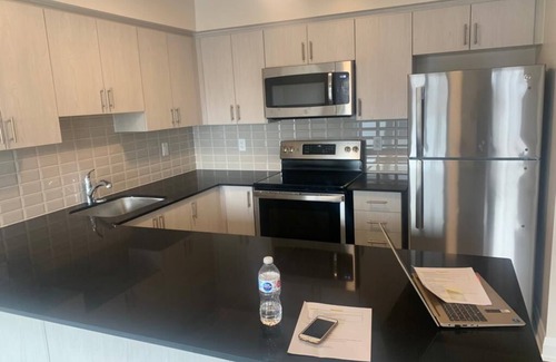 The Danforth Apartamento | Quite and clean spot at the heart of Greek Town