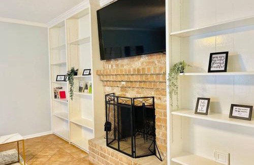 Barker Casa | Quite & Peaceful Home in Houston off interstate I-10 and HWY 6, mins from Top Golf